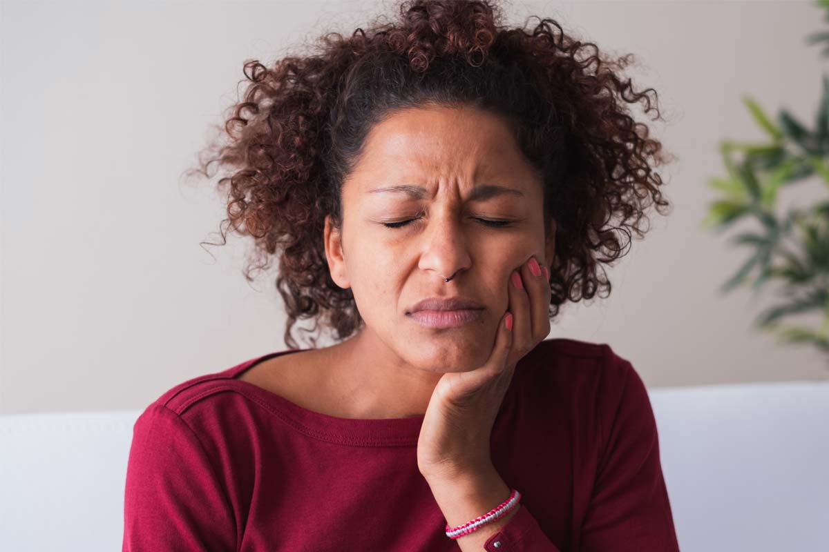 woman saying i have a dental emergency