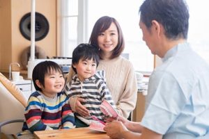 mom with children visiting a family dentist for family dentistry 